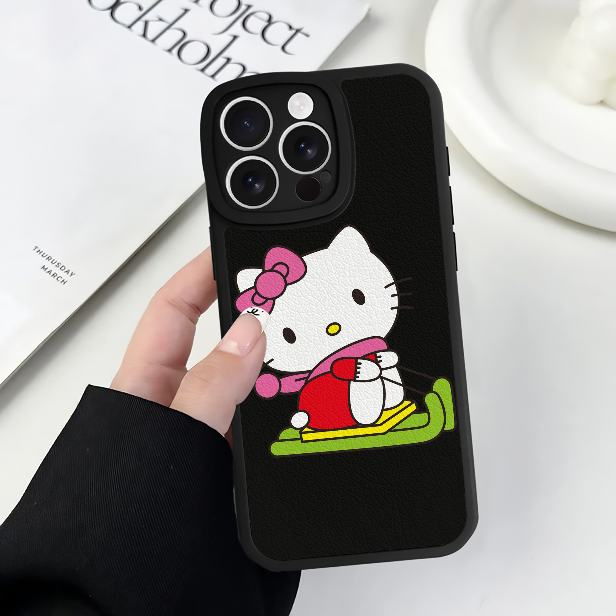 （画像用） Hello Kitty ハローキティ 【iPhone 16シリーズ対応】シリコンスマホケース（レザー調） 材質：シリコン